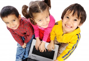Små børn med bærbar computer